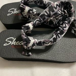 Sketchers sandals size 7